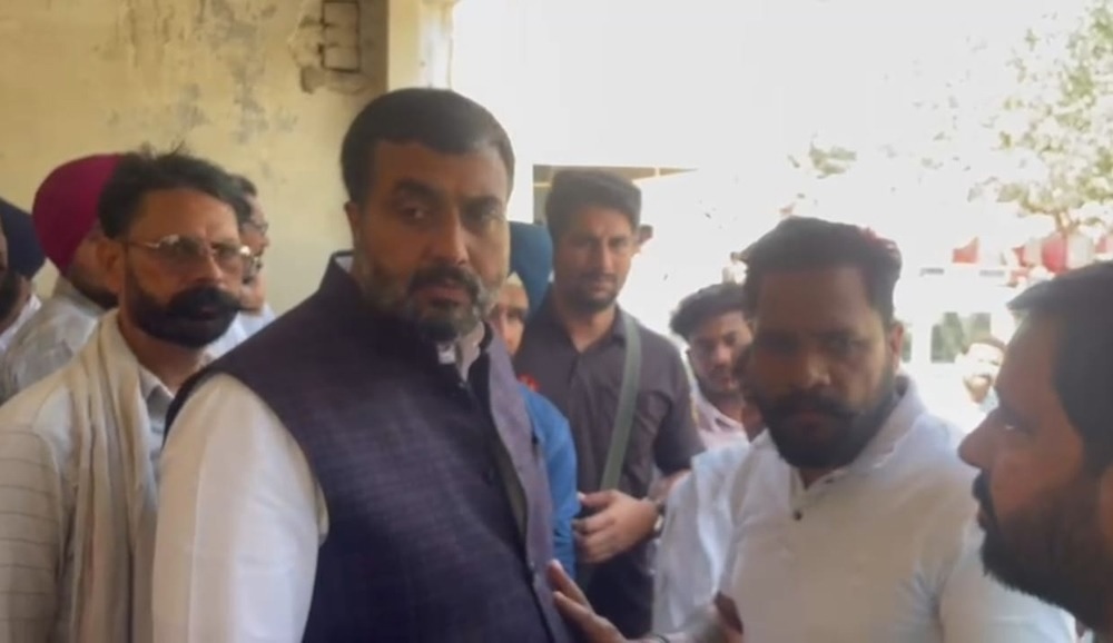 ਉਮੀਦਵਾਰ ਚਰਨਜੀਤ ਦੇ ਹੱਕ ਪਿੰਡ ਪ੍ਰਭਾਤ ਸਿੰਘ ਵਾਲਾ ਦੇ ਸਮਰਥਕ ਵਿਧਾਇਕ ਗੋਲਡੀ ਨੂੰ ਹੋ ਗਏ ਸਿੱਧੇ