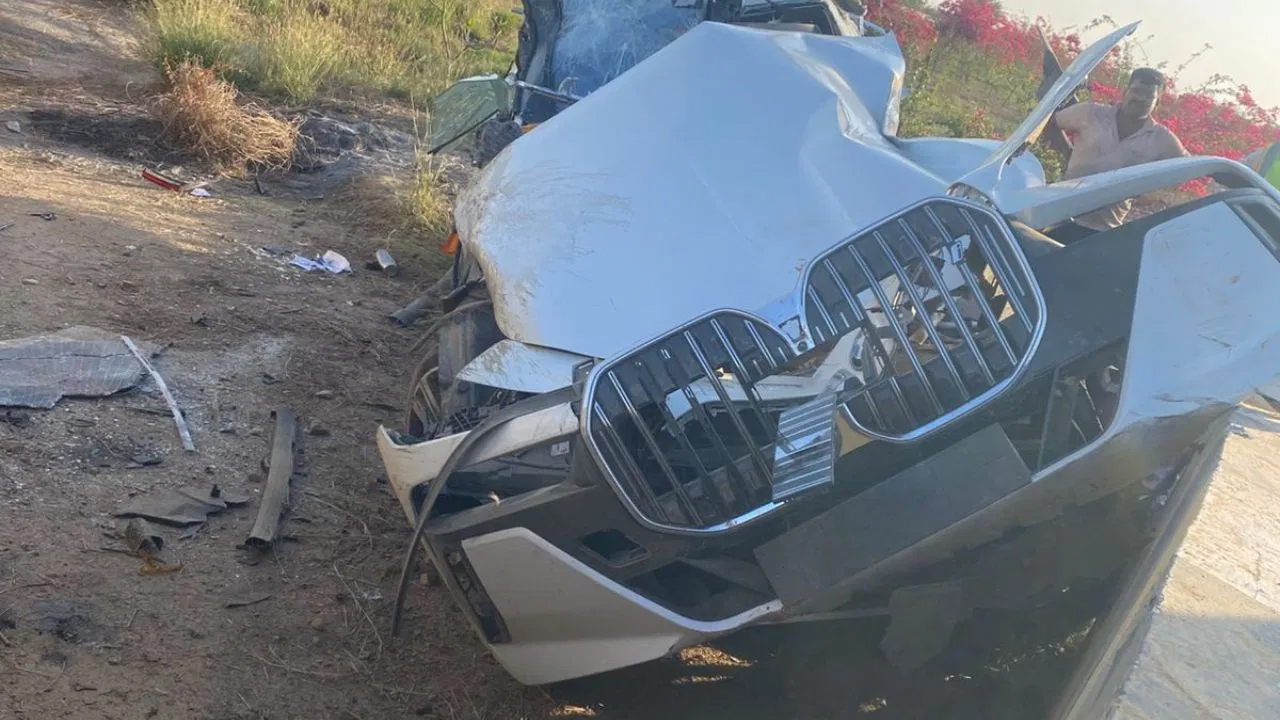 ਭਿਆਨਕ ਹਾਦਸਾ! ਬੇਕਾਬੂ ਹੋ ਕੇ ਡਿਵਾਈਡਰ ਨਾਲ ਟਕਰਾਈ BMW ਕਾਰ, ਉੱਡੇ ਪਰਖਚੇ