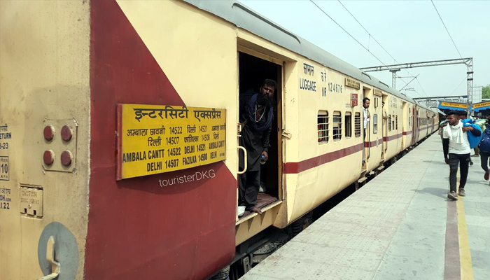 ਇੰਟਰਸਿਟੀ ਟ੍ਰੇਨ ''ਚ ਨੌਜਵਾਨ ਨਾਲ ਲੁੱਟ, ਕੁੱਟਮਾਰ ਕਰ ਖੋਹੀ ਮੋਬਾਈਲ ਤੇ ਨਕਦੀ