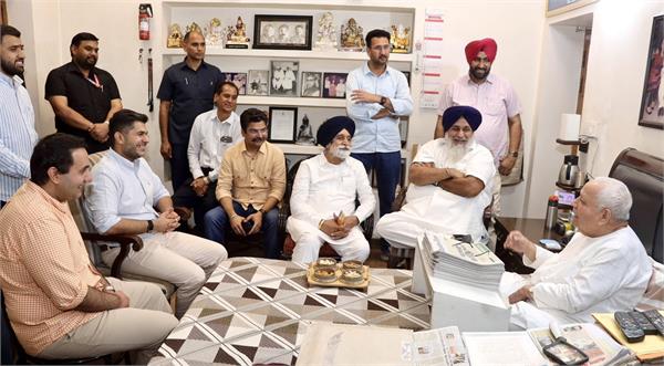 sukhbir badal meets vijay kumar chopra and shares old memories