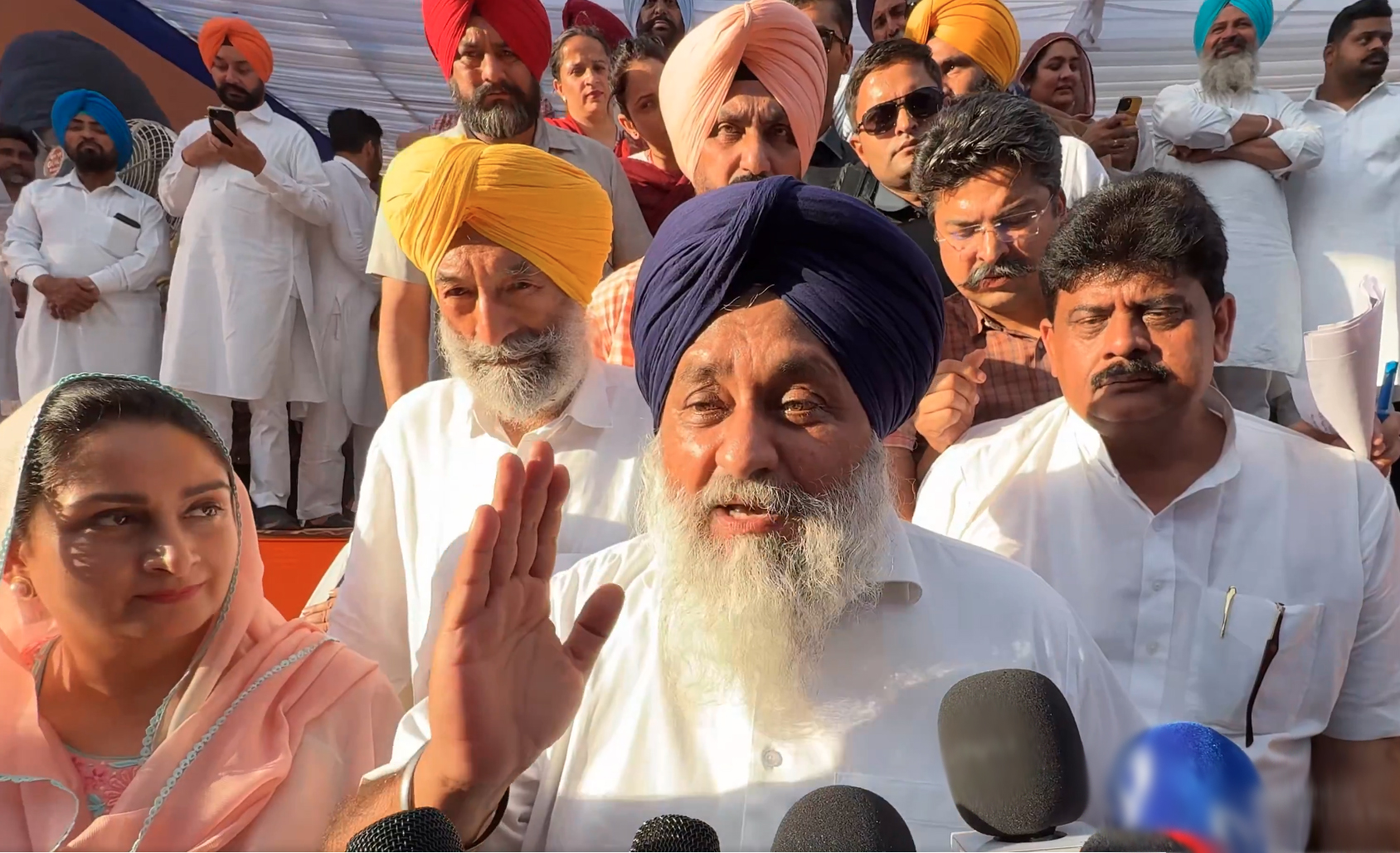 ਕਿਸਾਨਾਂ ਨੂੰ ਖੁਦਕੁਸ਼ੀਆਂ ਕਰਨ ਲਈ ਮਜਬੂਰ ਕਰ ਰਹੀ ''ਆਪ'' ਸਰਕਾਰ : ਸੁਖਬੀਰ ਬਾਦਲ