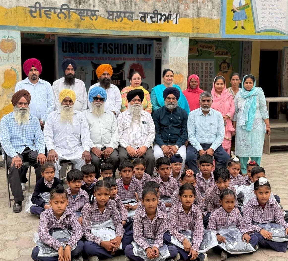 ਇਟਲੀ ਵਸਦੇ NRI ਸ: ਰੁਪਿੰਦਰ ਸਿੰਘ ਨੇ ਪਿੰਡ ਦੀਵਾਨੀਵਾਲ ਵਿਖੇ ਸਕੂਲ ''ਚ ਬੱਚਿਆਂ ਨੂੰ 50 ਟ੍ਰੈਕ ਸੂਟ ਵੰਡੇ