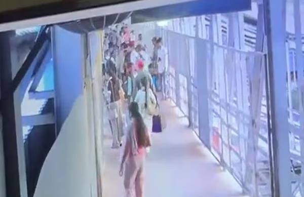 youth who climbed onto roof of train at ranchi railway station