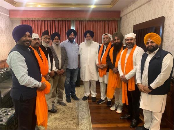 ravinder bansal joins shiromani akali dal along with his colleagues