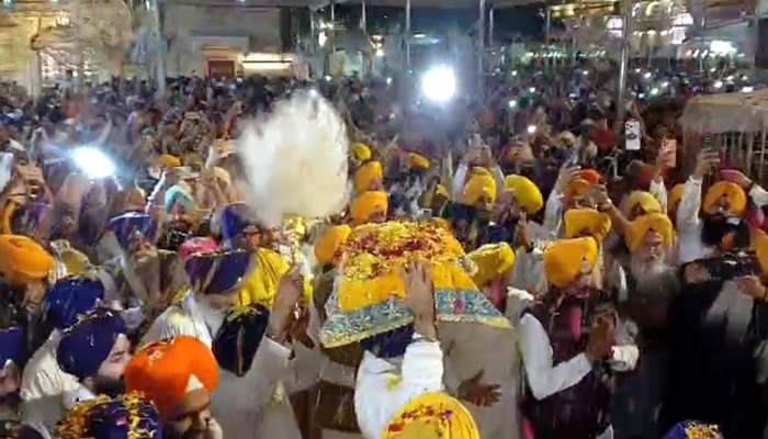 ਸੱਚਖੰਡ ਸ੍ਰੀ ਹਰਿਮੰਦਰ ਸਾਹਿਬ ਵਿਖੇ ਫੁੱਲਾਂ ਦੀ ਵਰਖਾ ਨਾਲ ਮਨਾਇਆ ਹੋਲਾ-ਮਹੱਲਾ