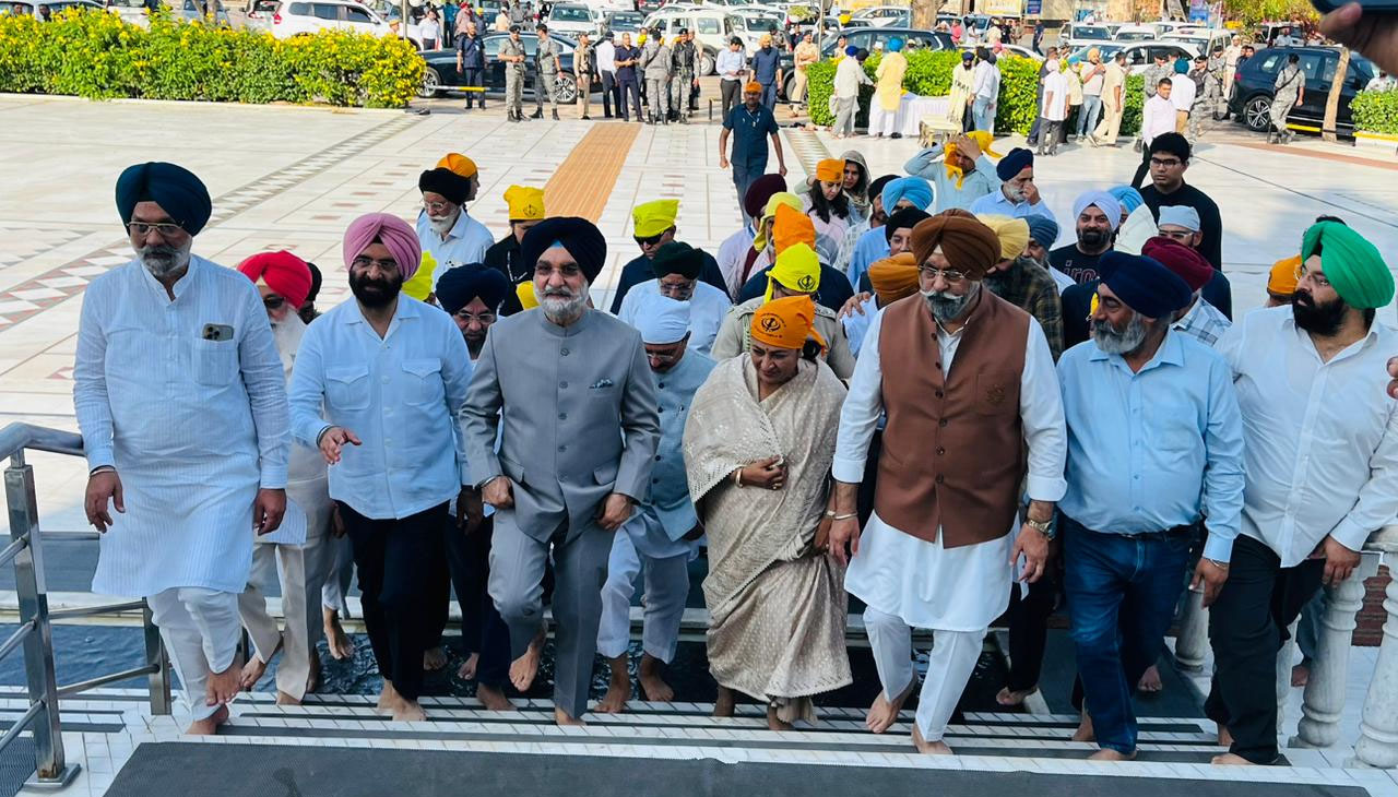 ਤਰਨਜੀਤ ਸਿੰਘ ਸੰਧੂ ਨੇ ਐਲ ਜੀ ਵਜੋਂ ਸਹੁੰ ਚੁੱਕਣ ਮਗਰੋਂ ਗੁਰਦੁਆਰਾ ਰਕਾਬਗੰਜ ਸਾਹਿਬ ਵਿਖੇ ਮੱਥਾ ਟੇਕਿਆ