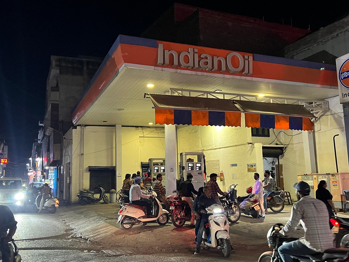 ਮੋਗਾ ''ਚ ਤੇਲ ਦੀ ਕਿੱਲਤ ਦੀਆਂ ਅਫਵਾਹਾਂ: ਪੈਟਰੋਲ ਪੰਪਾਂ ''ਤੇ ਲੱਗੀਆਂ ਲੰਬੀਆਂ ਕਤਾਰਾਂ