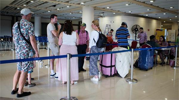 24 000 americans leave the middle east amid tensions