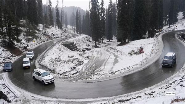 snowfall and rain on the high peaks of himachal