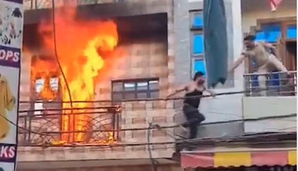 ਅੱਗ ਦਾ ਭਿਆਨਕ ਦ੍ਰਿਸ਼, ਬਿਜਲੀ ਦੀਆਂ ਨੰਗੀਆਂ ਤਾਰਾਂ ’ਤੇ ਤੁਰ ਕੇ ਵਿਅਕਤੀ ਨੇ ਬਚਾਈ ਜਾਨ