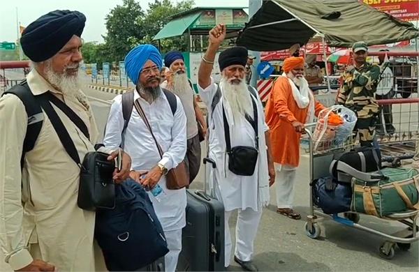 group of sikh pilgrims returned india from pakistan after visiting gurudwaras