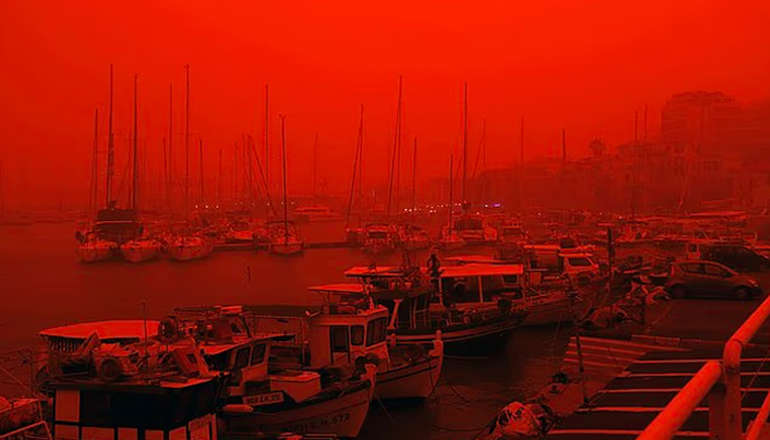 ਗ੍ਰੀਸ ਦੇ ਕ੍ਰੀਟ ਟਾਪੂ ''ਤੇ ਕੁਦਰਤ ਦਾ ਕਹਿਰ, ਸਹਾਰਾ ਦੀ ਧੂੜ ਨੇ ਅਸਮਾਨ ਕੀਤਾ ''ਲਾਲ''