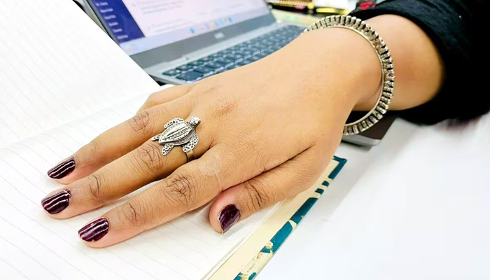 ਚਾਂਦੀ ਦੀ ਕੱਛੂ ਵਾਲੀ ਅੰਗੂਠੀ ਬਦਲ ਸਕਦੀ ਹੈ ਤੁਹਾਡੀ ਕਿਸਮਤ ਪਰ ਇਹ ਰਾਸ਼ੀਆਂ ਰਹਿਣ ਸਾਵਧਾਨ