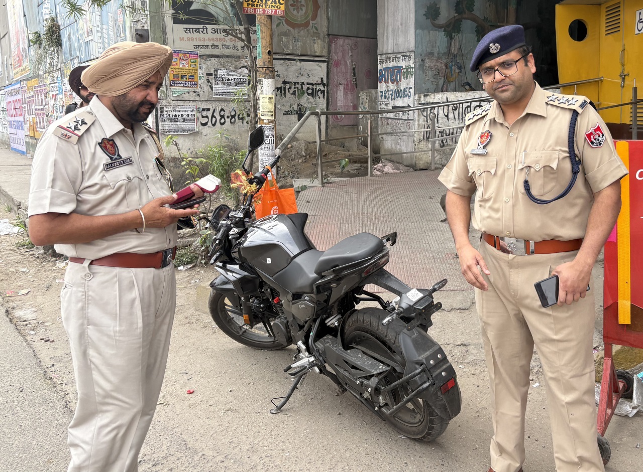 ਲੁਧਿਆਣਾ ''ਚ ਟ੍ਰੈਫਿਕ ਪੁਲਸ ਦੀ ਵੱਡੀ ਕਾਰਵਾਈ, ਨਿਯਮਾਂ ਦੇ ਉਲਟ ਨੰਬਰ ਪਲੇਟਾਂ ਵਾਲੇ 236 ਵਾਹਨਾਂ ਦੇ ਕੀਤੇ ਚਲਾਨ