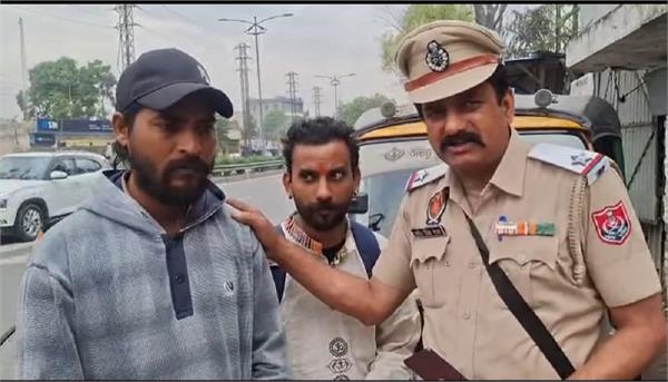 traffic police recovers passenger  s mobile phone left in auto