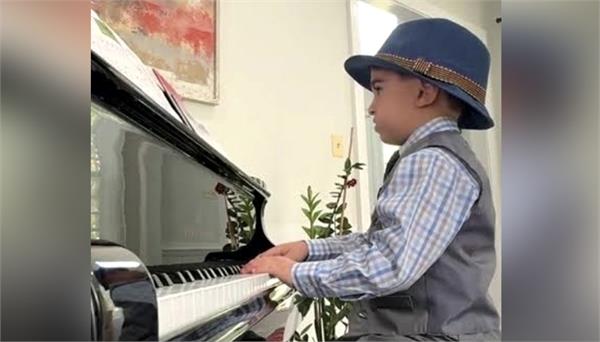4 year old child performs amazing piano melodies