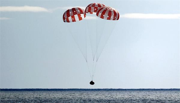 astronauts return to earth after orbiting the moon