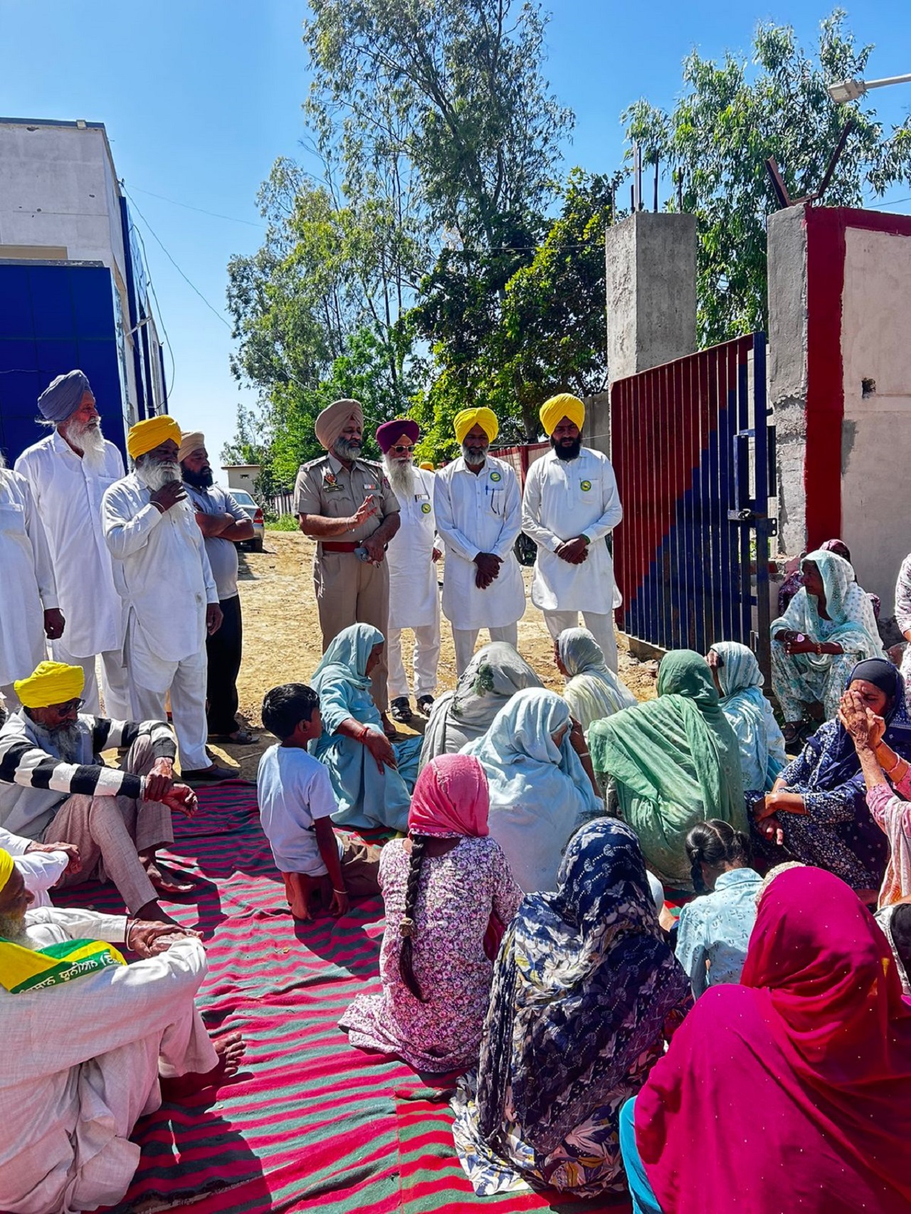 26 ਲੱਖ ਦੀ ਠੱਗੀ ਤੇ ਜਬਰ-ਜ਼ਨਾਹ: ਪੀੜਤਾ ਦੇ ਹੱਕ ''ਚ ਨਿੱਤਰੀ ਕਿਸਾਨ ਯੂਨੀਅਨ, ਥਾਣੇ ਅੱਗੇ ਲਾਇਆ ਧਰਨਾ