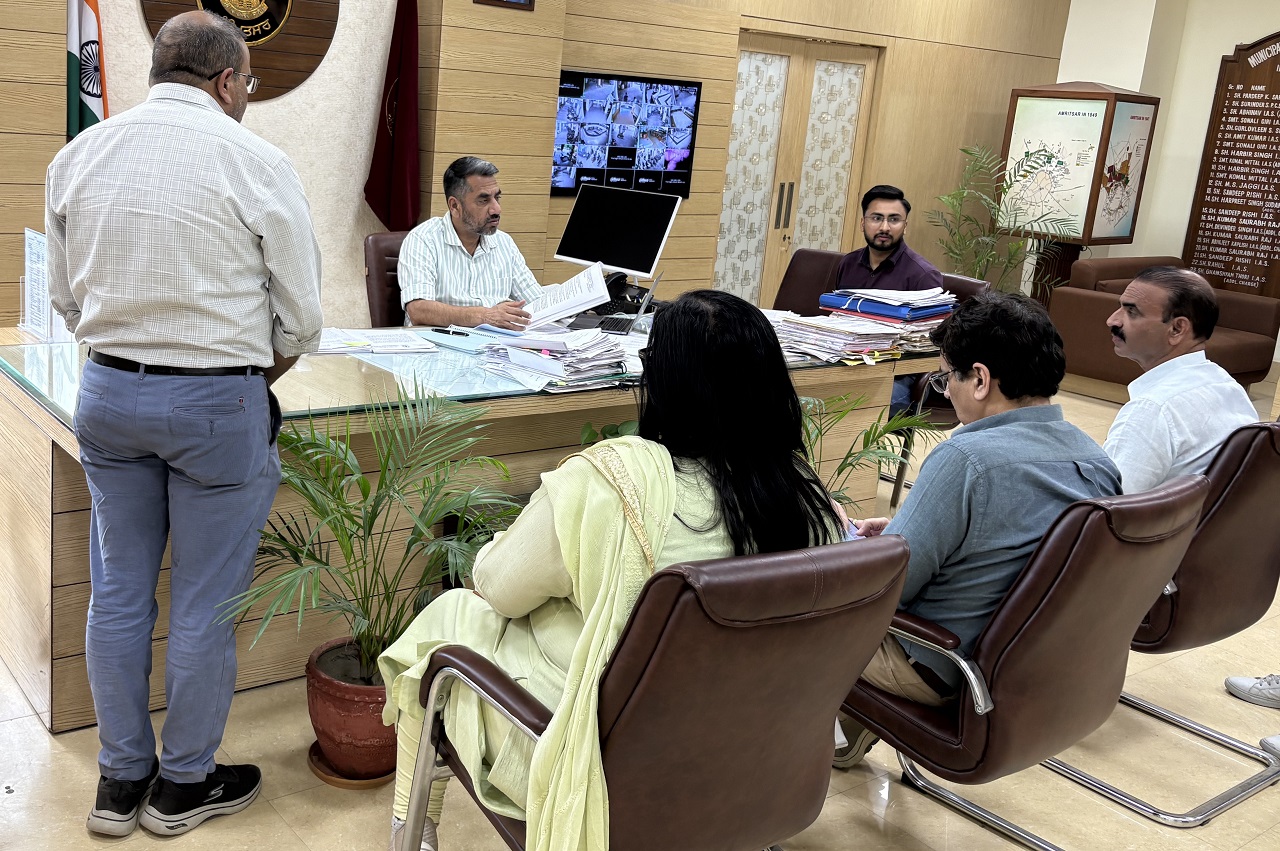 ਹੁਣ 100% ਘਰ-ਘਰ ਜਾ ਕੇ ਇਕੱਠਾ ਕੀਤਾ ਜਾਵੇਗਾ ਕੂੜਾ, ਨਿਗਮ ਕਮਿਸ਼ਨਰ ਨੇ ਅਧਿਕਾਰੀਆਂ ਨੂੰ ਦਿੱਤੀਆਂ ਹਦਾਇਤਾਂ