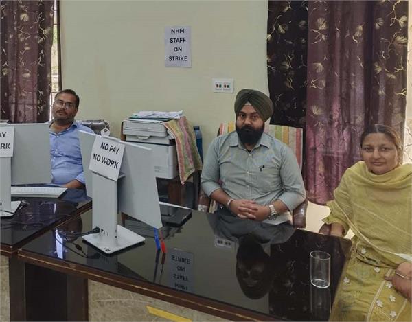 tarn taran  health workers launch protest against government