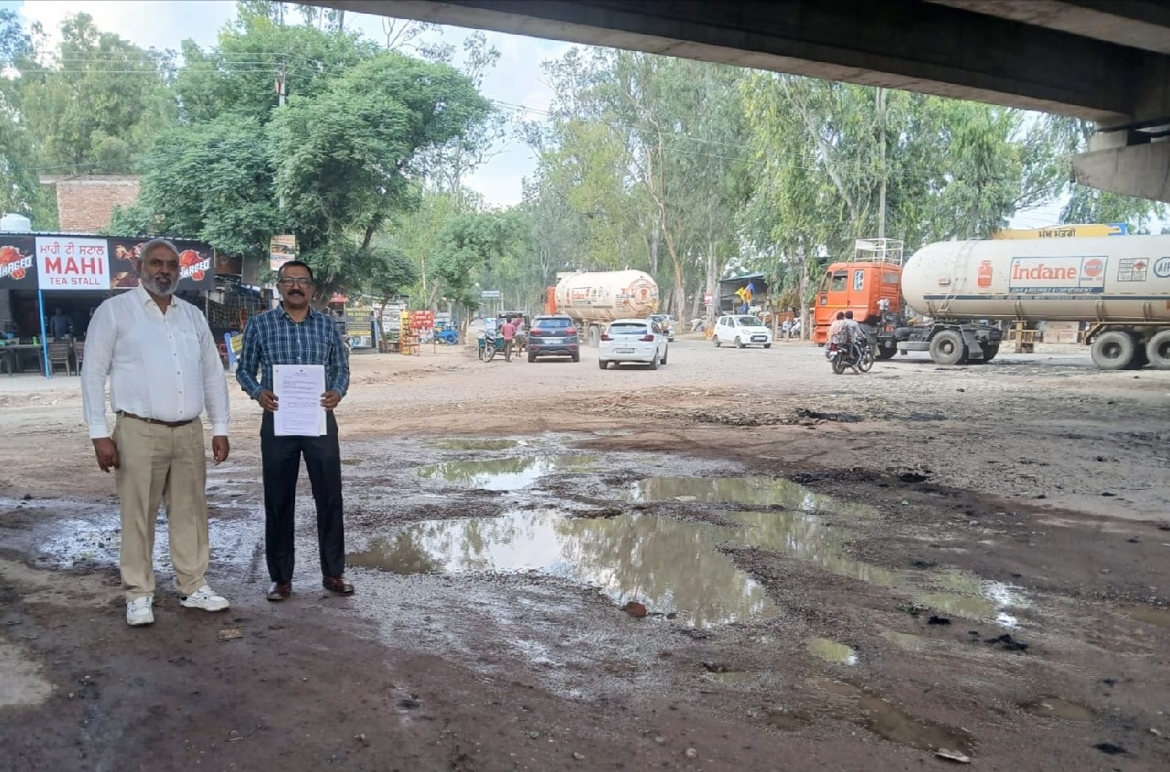 ਭਵਾਨੀਗੜ੍ਹ ''ਚ NH-7 ਦੀਆਂ ਖਸਤਾ ਹਾਲ ਸੜਕਾਂ ਦਾ ਮਾਮਲਾ: ਗਡਕਰੀ ਤੇ NHAI ਚੇਅਰਮੈਨ ਨੂੰ ਭੇਜਿਆ ਨੋਟਿਸ