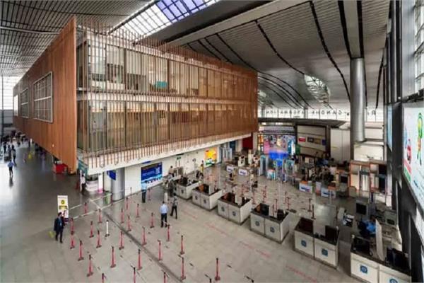 hyderabad airport roof fell passenger head