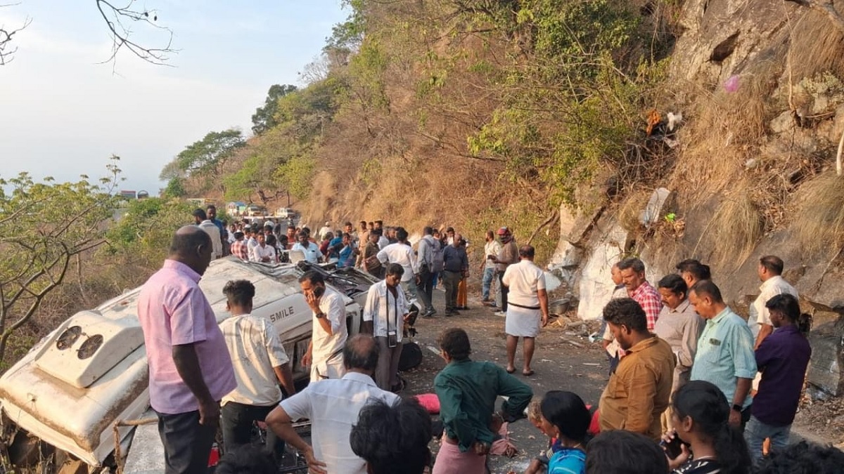 ਰੂਹ ਕੰਬਾਊ ਹਾਦਸਾ: ਖਾਈ ''ਚ ਡਿੱਗੀ ਕੇਰਲ ਤੋਂ ਆਏ ਸੈਲਾਨੀਆਂ ਨਾਲ ਭਰੀ ਵੈਨ, 9 ਦੀ ਦਰਦਨਾਕ ਮੌਤ
