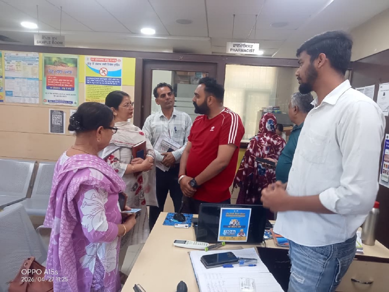 ਸਿਵਲ ਸਰਜਨ ਦੀ ਸਿਹਤ ਕੇਂਦਰਾਂ ’ਚ ਅਚਨਚੇਤ ਚੈਕਿੰਗ, ਵੈਕਸੀਨ ਦੀ ਘਾਟ ਮਿਲਣ ’ਤੇ ਦਿਖਾਏ ਸਖ਼ਤ ਤੇਵਰ