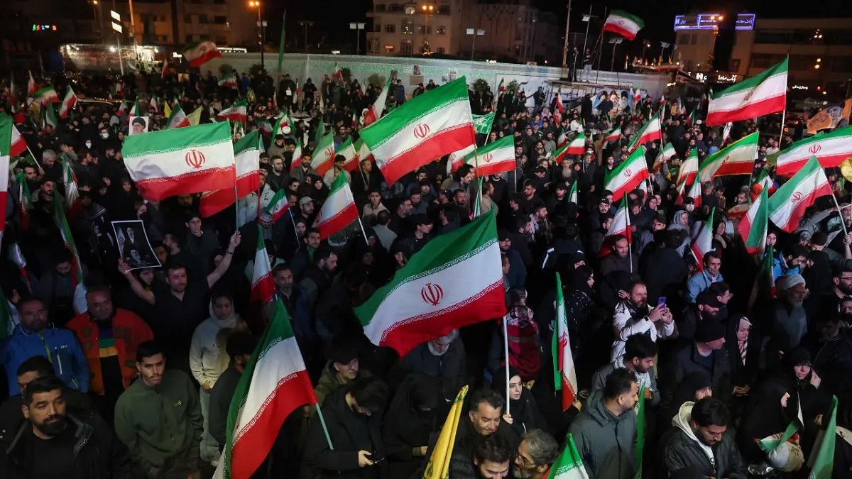 ਜੰਗਬੰਦੀ ਦੇ ਐਲਾਨ ਮਗਰੋਂ ਈਰਾਨ 'ਚ ਸੜਕਾਂ 'ਤੇ ਉਤਰੇ ਹਜ਼ਾਰਾਂ ਲੋਕ, ਮਾਹੌਲ ਤਣਾਅਪੂਰਨ!