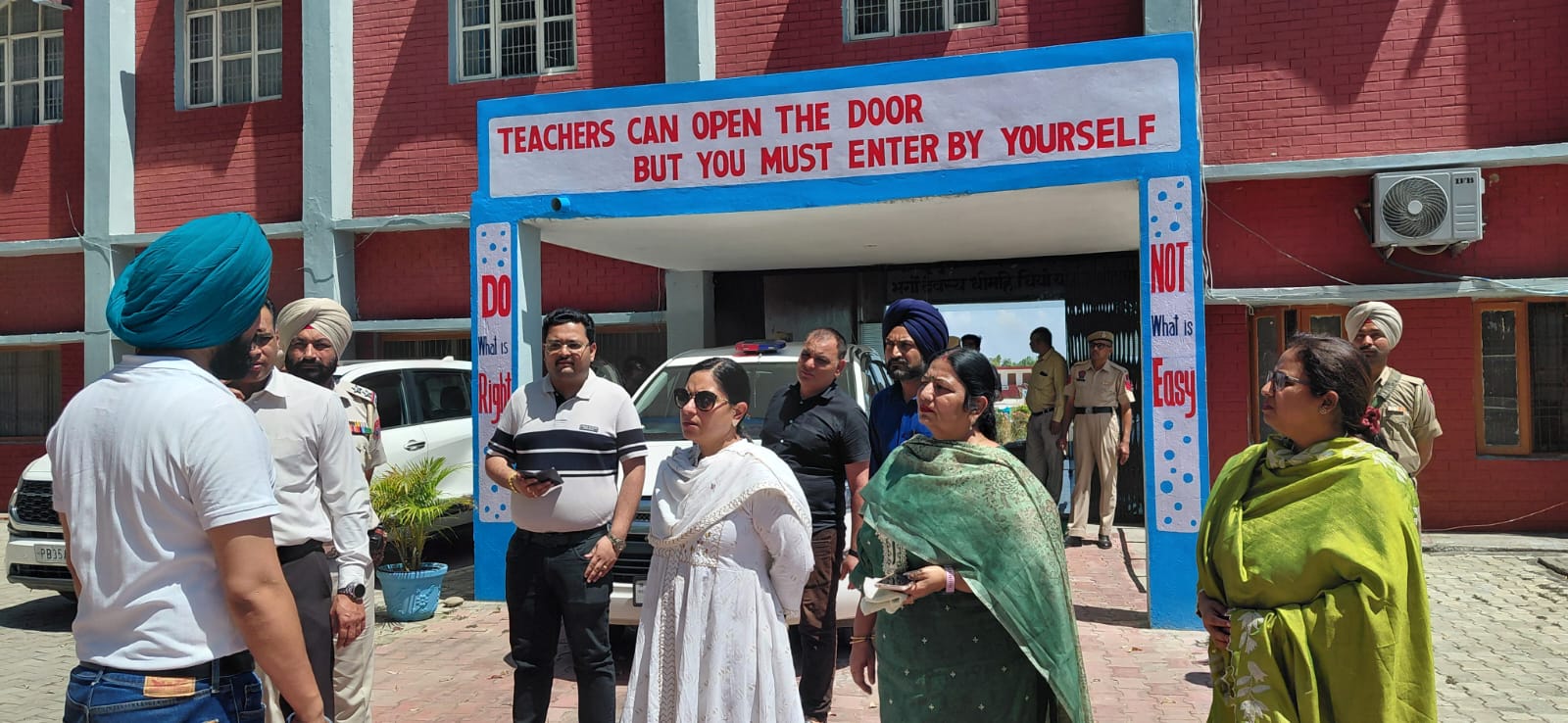 ਰਾਜਪਾਲ ਗੁਲਾਬ ਚੰਦ ਕਟਾਰੀਆ ਦੇ ਪਠਾਨਕੋਟ ਦੌਰੇ ਨੂੰ ਲੈ ਕੇ ਤਿਆਰੀਆਂ ਤੇਜ਼, DC ਡਾ. ਪਲਵੀ ਨੇ ਲਿਆ ਜਾਇਜ਼ਾ