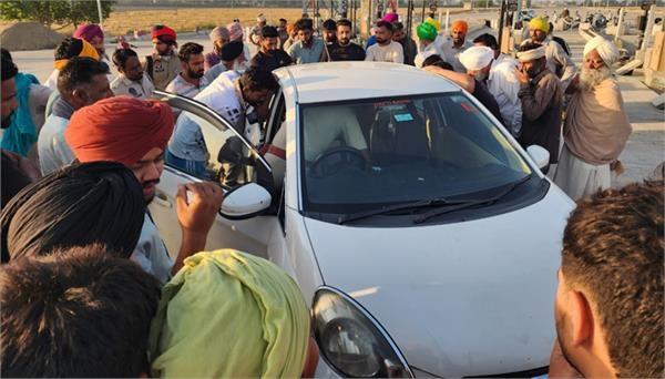 farmers and toll plaza workers arrest 2 members of a gang that cut motor cables