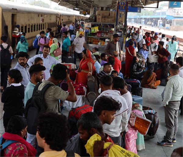 vande bharat 1 5 hours late  shatabdi 1 hour late