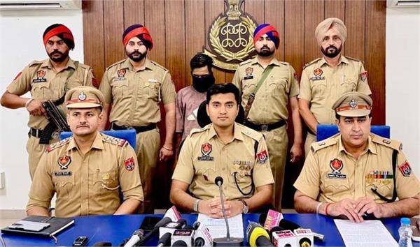ਗੈਂਗਸਟਰ ਸੋਨੂੰ ਖੱਤਰੀ ਵੱਲੋਂ ਪਾਕਿ ਤੋਂ ਭੇਜੀ 4.490 ਕਿਲੋ ਹੈਰੋਇਨ ਸਣੇ ਇਨੋਵਾ ਸਵਾਰ ਨੌਜਵਾਨ ਗ੍ਰਿਫ਼ਤਾਰ