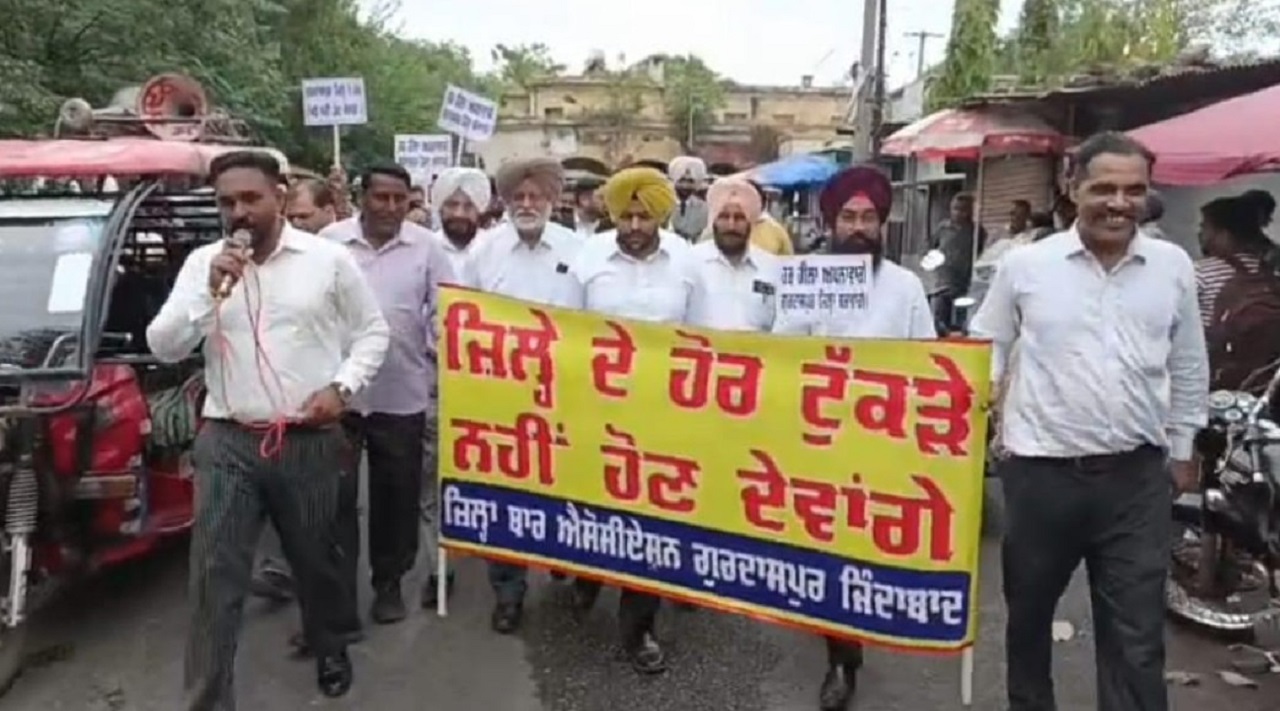 ਬਟਾਲਾ ਨੂੰ ਵੱਖਰਾ ਜ਼ਿਲ੍ਹਾ ਬਣਾਉਣ ਦਾ ਤਿੱਖਾ ਵਿਰੋਧ: ਗੁਰਦਾਸਪੁਰ ਦੇ ਵਕੀਲਾਂ ਨੇ ਅਦਾਲਤਾਂ ਦਾ ਕੰਮਕਾਜ ਰੱਖਿਆ ਠੱਪ