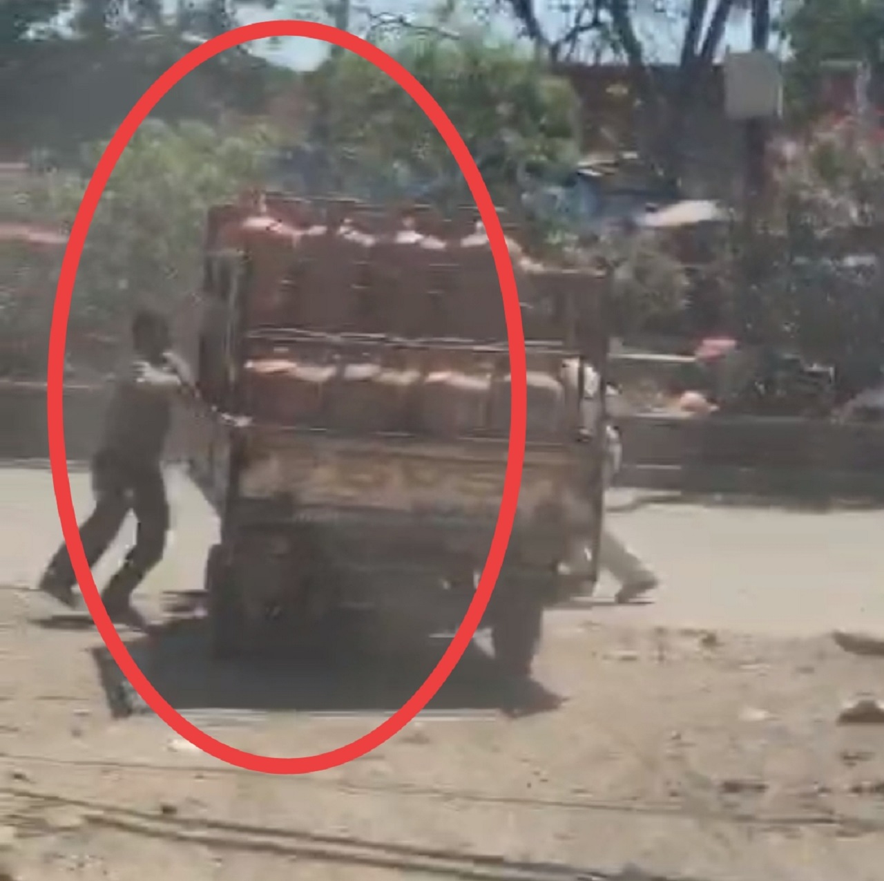 ਲੁਧਿਆਣਾ ''ਚ ਸਿਲੰਡਰਾਂ ਲਈ ''ਜੰਗ'': ਗੁੱਸੇ ''ਚ ਆਏ ਲੋਕਾਂ ਨੇ ਡਲਿਵਰੀਮੈਨ ਨੂੰ ਘੇਰ ਕੇ ਕੁੱਟਿਆ, ਆਟੋ ਦੀ ਕੀਤੀ ਭੰਨਤੋੜ