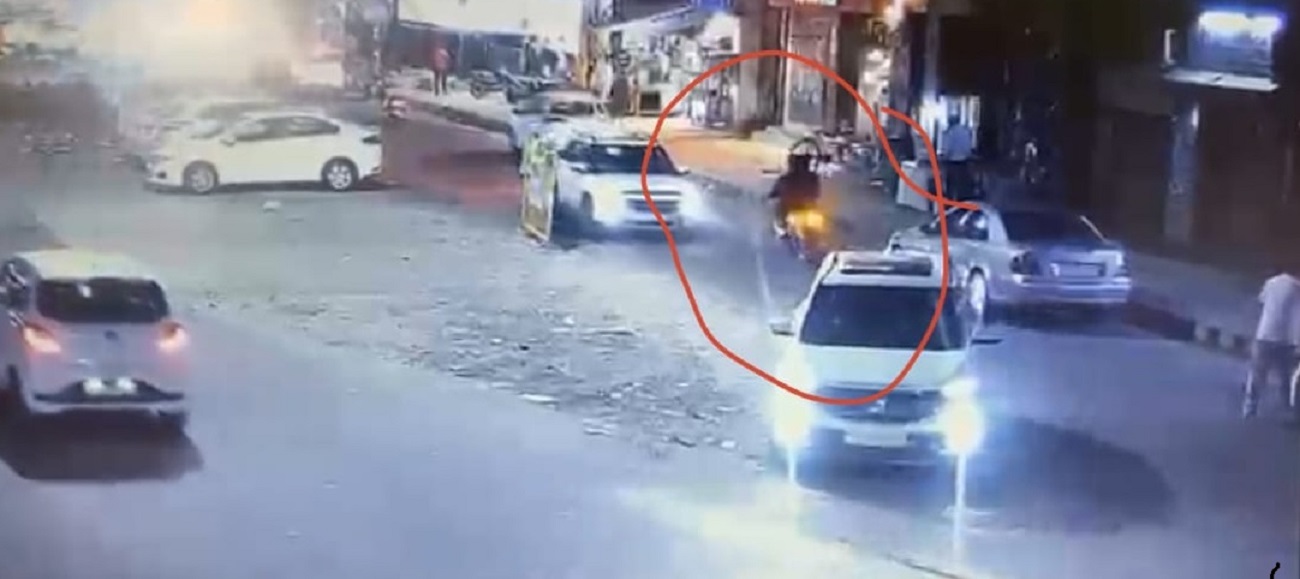 ਲੁਧਿਆਣਾ ''ਚ ਗੁੰਡਾਗਰਦੀ: ਆਰਤੀ ਸਿਨੇਮਾ ਕੋਲ ਮਹਿਲਾ ਡਾਕਟਰ ਨੂੰ ਧੱਕਾ ਮਾਰ ਕੇ ਸੋਨੇ ਦੀ ਚੇਨ ਖੋਹ ਕੇ ਲੁਟੇਰੇ ਫ਼ਰਾਰ