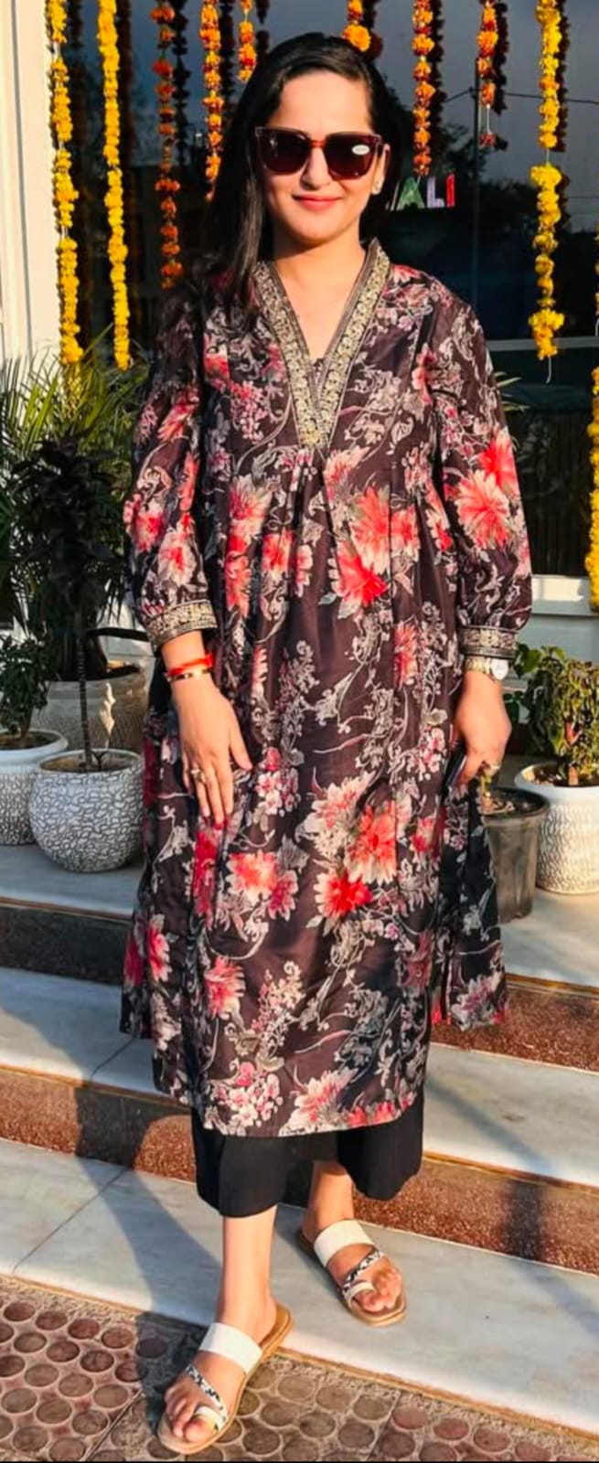 ਮੁਟਿਆਰਾਂ ਨੂੰ ਸਟਾਈਲਿਸ਼ ਲੁੱਕ ਦੇ ਰਹੇ ‘ਵੀ-ਨੈੱਕ ਕੁੜਤੀ ਸੈੱਟ’