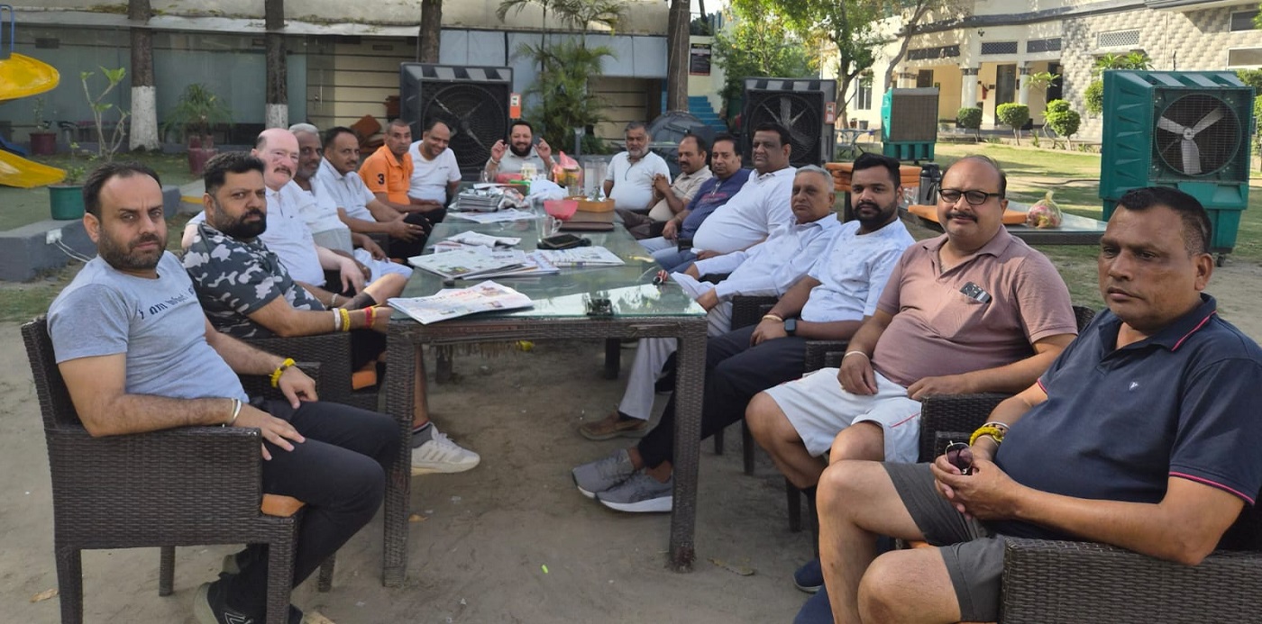 ਆਰੀਆ ਮਹਿਲਾ ਕਾਲਜ ਦੇ ਗੇਟ ਤੋਂ ਮਹਿਜ਼ 75 ਮੀਟਰ ਦੀ ਦੂਰੀ ''ਤੇ ਖੁੱਲ੍ਹਿਆ ਸ਼ਰਾਬ ਦਾ ਠੇਕਾ, ਖੋਲ੍ਹਿਆ ਮੋਰਚਾ