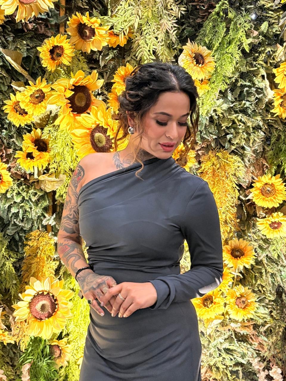 ਫੈਸ਼ਨ ਦੀ ਦੁਨੀਆ ’ਚ ਛਾਈ ਵਨ ਸ਼ੋਲਡਰ ਲੌਂਗ ਸਲੀਵ ਡਰੈੱਸ