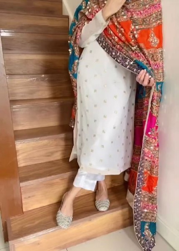 ਵ੍ਹਾਈਟ ਸੂਟ ਦੇ ਨਾਲ ਛਾਏ ‘ਮਲਟੀਕਲਰ ਦੁਪੱਟੇ’