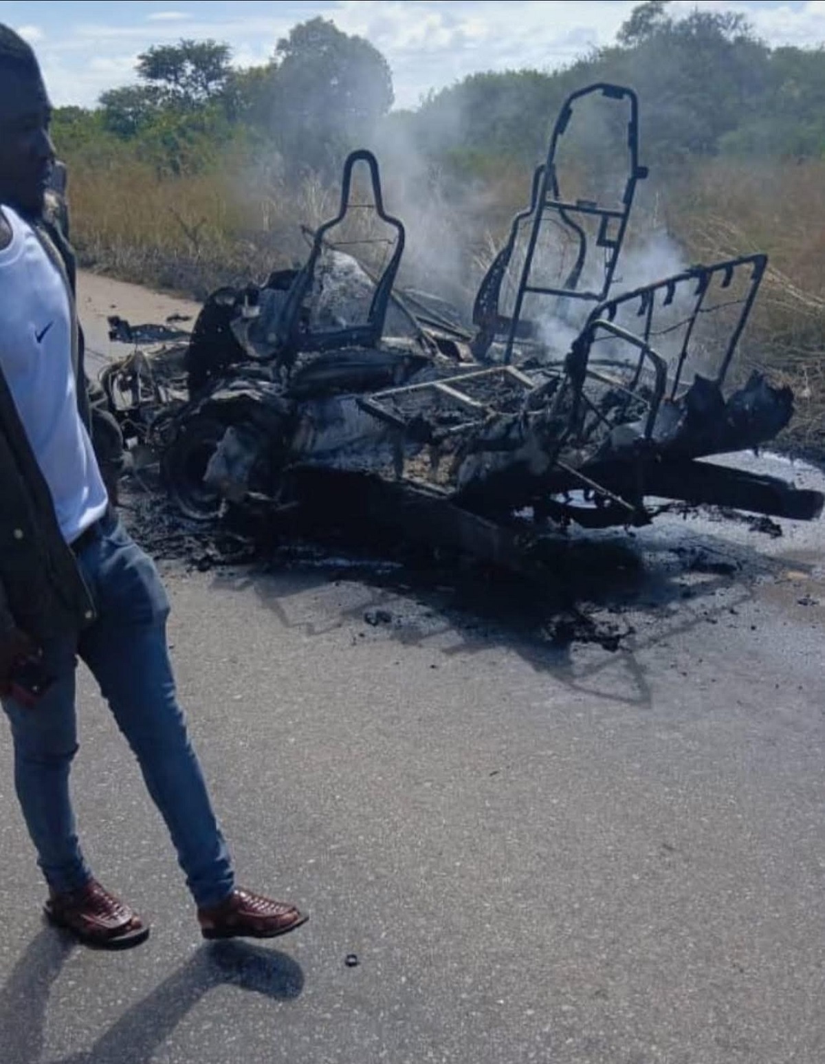 ਜ਼ਿੰਬਾਬਵੇ ''ਚ ਮਿੰਨੀ ਬੱਸ ਨੂੰ ਅਚਾਨਕ ਲੱਗ ਗਈ ਅੱਗ, 18 ਲੋਕਾਂ ਦੀ ਮੌਤ