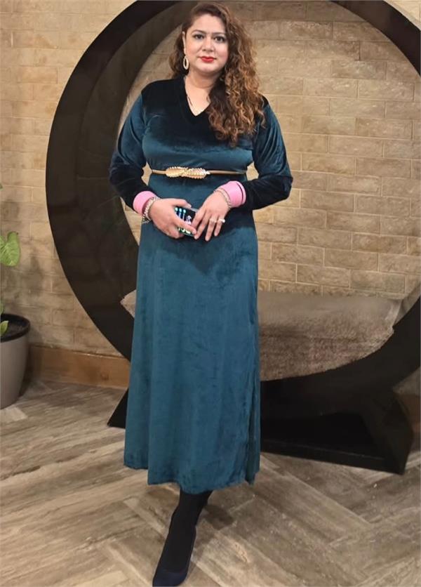 young girls  single color maxi  stylish look