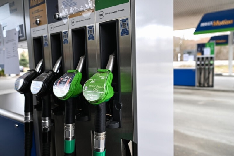 ਅਮਰੀਕੀ ਘੋਸ਼ਣਾ ਮਗਰੋਂ ਤੇਲ ਕੀਮਤਾਂ ''ਚ ਅੱਗ! 104 ਡਾਲਰ ਦੇ ਪਾਰ ਪਹੁੰਚਿਆ ਕੱਚਾ ਤੇਲ