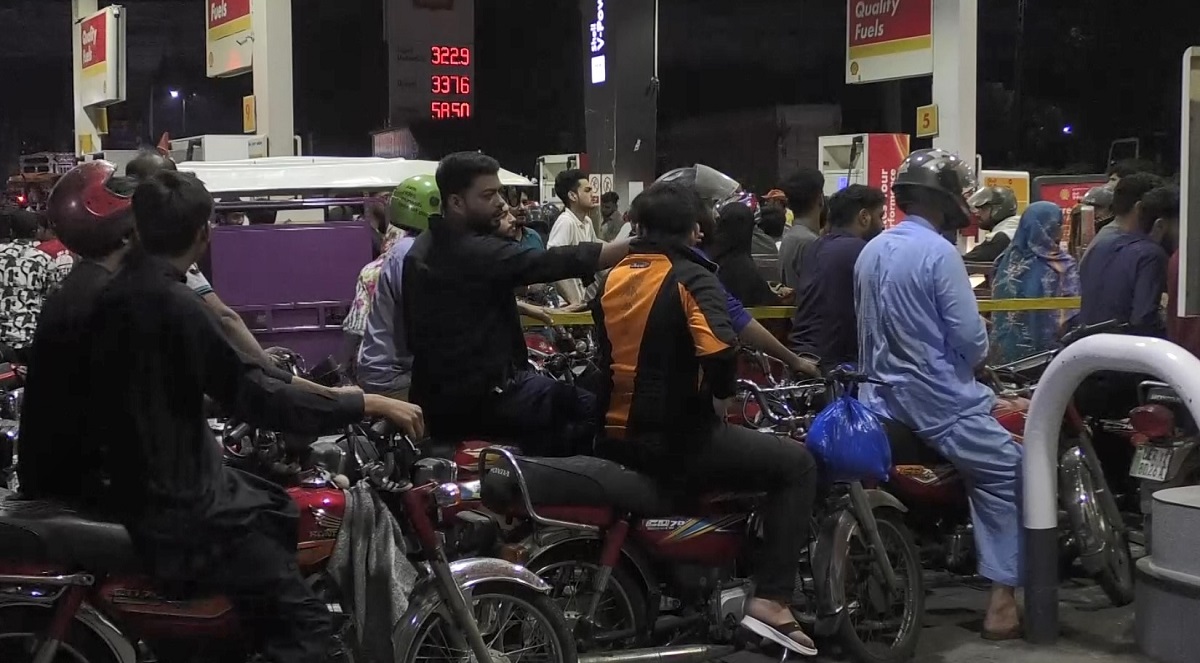 ਤੇਲ ਦੀਆਂ ਕੀਮਤਾਂ ਨੇ ਕੱਢੇ ਵੱਟ! ਟਰਾਂਸਪੋਰਟ ਕਿਰਾਏ 'ਚ 65 ਫੀਸਦੀ ਵਾਧਾ, ਪਾਕਿਸਤਾਨ 'ਚ ਮਚੀ ਹਾਹਾਕਾਰ