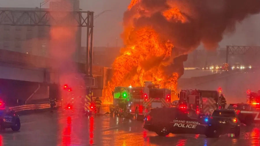 ਪੈਟਰੋਲ ਨਾਲ ਭਰੇ ਟੈਂਕਰ ਨੂੰ ਲੱਗੀ ਅੱਗ; ਡਰਾਈਵਰ ਝੁਲਸਿਆ, ਅਮਰੀਕਾ ''ਚ ਭਿਆਨਕ ਹਾਦਸਾ