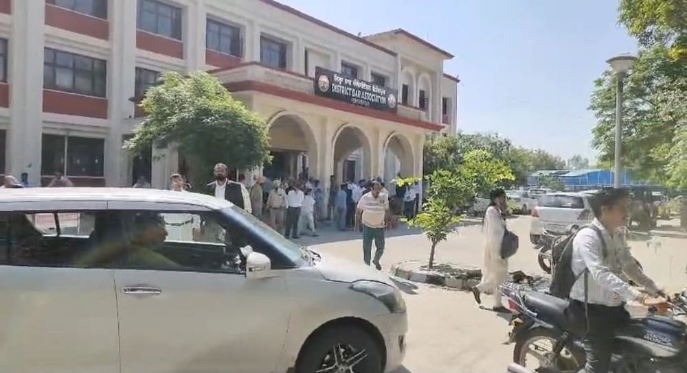 ਫਿਰੋਜ਼ਪੁਰ ਅਦਾਲਤ "ਚ ਵੱਡੀ ਗਿਣਤੀ ਪੁਲਸ ਫੋਰਸ ਤਾਇਨਾਤ, ਕੋਰਟ ਕਰਵਾਈ ਗਈ ਖਾਲ੍ਹੀ