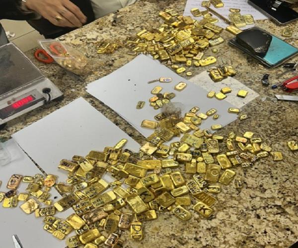 gold smuggling  women  arrested  mumbai police