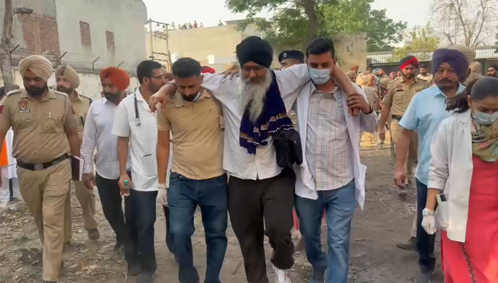 18 ਮਹੀਨਿਆਂ ਤੋਂ 400 ਫੁੱਟ ਉੱਚੇ ਟਾਵਰ ’ਤੇ ਬੈਠੇ ਗੁਰਜੀਤ ਸਿੰਘ ਖਾਲਸਾ ਨੂੰ ਸਫਲਤਾਪੂਵਰਕ ਹੇਠਾਂ ਲਾਹਿਆ