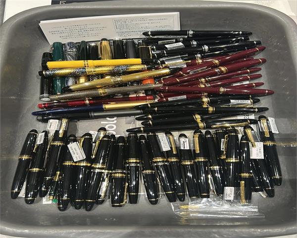 airport  passenger  pen  50 thousand rupees  customs officer  ahmedabad