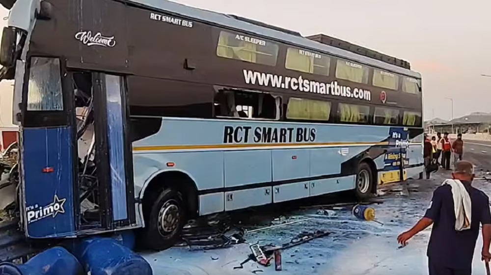 ਸਵਾਰੀਆਂ ਨਾਲ ਭਰੀ ਬੱਸ ਦੀ ਟਰੱਕ ਨਾਲ ਭਿਆਨਕ ਟੱਕਰ! 3 ਦੀ ਦਰਦਨਾਕ ਮੌਤ, 30 ਤੋਂ ਵੱਧ ਜ਼ਖ਼ਮੀ